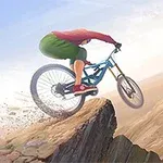 Osoba na horskom bicykli skáče z útesu v horskom prostredí