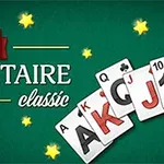 Text s nápisom „daily solitaire classic“ na zelenom pozadí s kartami A, K, Q, J, 10 a žltými hviezdičkami