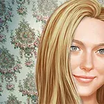Žena s dlhými blond vlasmi a modrými očami, s úsmevom, stojí pred kvetinovou tapetou