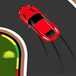 Červené auto driftuje na zákrute asfaltovej cesty s farebným obrubníkom a zelenými trávnatými plochami