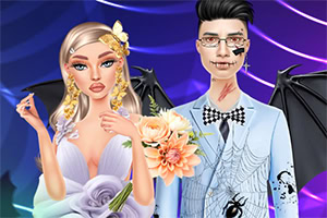 Elegantná blondína v bielych šatách s kyticou a muž s okuliarmi v bledomodrom obleku s motýlikom stoja pred fialovým pozadím a čiernymi netopierími krídlami