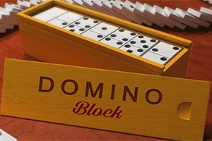 Drevená krabica s dominovými kockami a odklopiteľným vrchnákom s nápisom Domino Block na červenom povrchu
