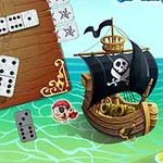 Drevená doska s rozloženými domino kockami, v pravom dolnom rohu čierna pirátska loď s lebkou a skríženými kosťami na plachte, na zelenej vode je malý obrázok piráta