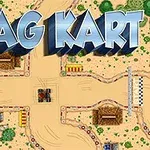 Zobrazená je piesočná závodná dráha s kučeravými zákrutami, prekážkami a veľkým nápisom DRAG KART v hornej časti