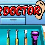Zobrazené sú nástroje lekára vrátane lupy, pinzety a baterky na modrom podnose, s textom Ear Doctor a obrázkami uší na vrchu
