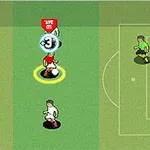 Dve karikatúrne postavičky na futbalovom ihrisku blízko bránky, pričom jeden hráč je pripravený na strelu