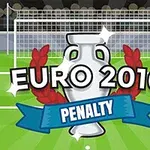 Trofej s nápisom „Euro 2016 Penalty“ pred futbalovou bránou na zelenom ihrisku