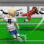 Futbalista v bielo-modrom drese kope loptu na brankára v červenom drese