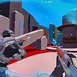 Dva futuristicky vyzerajúci vojaci s puškami v ruke v sci-fi prostredí plnom moderných stavieb a jasných farieb