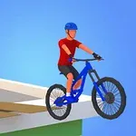 Dvaja cyklisti v prilbách jazdia na modrých bicykloch po úzkych plošinách vo vysokej nadmorskej výške