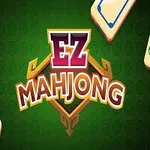 Na zelenom pozadí sú rozmiestnené mahjongové kameňové dlaždice s textom EZ Mahjong uprostred