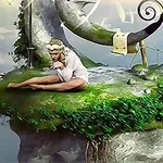 Žena v bielych šatách sedí zamyslená na okraji plávajúceho ostrova s bohatou vegetáciou a veľkými špirálovitými útvarmi