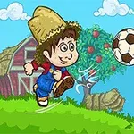 Chlapec v klobúku kope futbalovú loptu na farme so stromom, ovcou a stodolou v pozadí