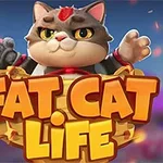 Kreslená mačka s hnedým a sivým sfarbením, sediaca v drevenom koši, s nápisom Fat Cat Life v popredí