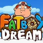 Usmievavý chlapec s čiapkou stojí za farebným nápisom „FATBOY DREAM“ na pozadí oblakov a modrej oblohy