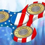 Fidget spinner s dizajnom americkej vlajky a nápisom FREEPLAY NOW na ložiskách