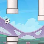 Futbalová lopta letí medzi radmi bielych rúrok na pozadí modrej oblohy so štadiónom