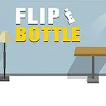 Nápis FLIP BOTTLE na modrom pozadí s prekážkami zloženými zo stola, stoličky a lampy, vedľa letiacej fľaše