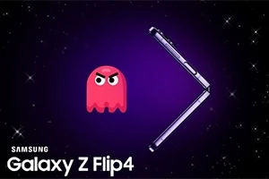 Červený duch s nahnevaným výrazom vedľa otvoreného smartfónu Samsung Galaxy Z Flip4 na fialovom pozadí s hviezdami