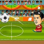 Dvaja karikatúrni futbalisti s veľkými hlavami stoja na ihrisku s futbalovou loptou uprostred, pričom v pozadí je plná tribúna divákov