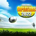 Futbalová scéna s loptou letiaca do brány, brankár sa snaží chytiť, hráč v pozadí kopajúci, modrá obloha so sloganom Football Superstars 2022