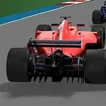 Červený formulový závodný automobil jazdí po závodnej dráhe, sprevádzaný modrým a tmavým autom v pozadí
