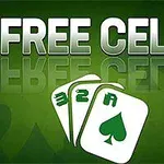 Nápis Free Cell s tromi kartami, z ktorých jedna má zelený pikový symbol, na zelenom pozadí