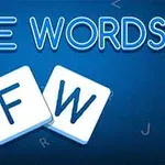 Nápis FREE WORDS s dvoma hracími kartičkami s písmenami F a W na modrom pozadí