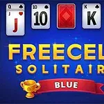 Hracie karty s rôznymi hodnotami a symbolmi, ktoré sú usporiadané na modrom pozadí s nápisom Freecell Solitaire Blue a zlatým pohárom pod ním