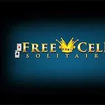Na obrázku je názov Free Cell Solitaire v žltej farbe s korunou uprostred a štyrmi kartami po stranách na modrom pozadí
