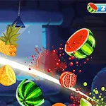 Ananás, melón, granátové jablko, banány a iné druhy ovocia súkusy rozrezané svetelným alebo energetickým lúčom s postriekaním šťavy na tmavomodrom pozadí