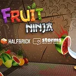 Muž v tradičnom oblečení s nožom krája lietajúci melón, s farebným logom a ďalším ovocím v pozadí
