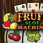 Tri hracie karty so symbolom A nad ovocím, ako sú melón, čerešne a ananás, s nápisom Fruit Slot Machine a zeleným štvorlístkom s textom Wild