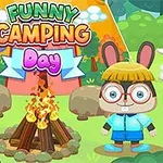 Kreslené postavičky zvierat pri táboráku v lese s farebným nápisom Funny Camping Day