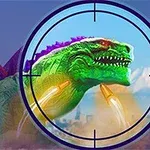 Zelený dinosaurus s červenými očami a purpurovým hrebeňom je v hľadáčiku, zatiaľ čo na pozadí sa nachádza mesto a zasnežený vrchol hory