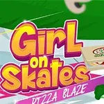 Dievča v červenej prilbe na korčuliach nesie pizzu s nápisom Girl on Skates Pizza Blaze