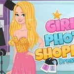 Mladá žena s dlhými blond vlasmi v elegantných ružovo-zlatých šatách stojí pred modrým pozadím s výrazným nápisom a štúdiovými svetlami