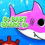 Ružový kreslený žralok na modrom pozadí s nápisom Go BABY SHARK Go a červenými mínami