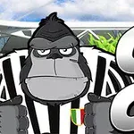 Kreslený gorila v čierno-bielom pruhovanom drese na štadióne