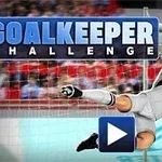 Brankár v sivej súprave skáče a chytá futbalovú loptu pred bránkou na pozadí nápisu GOALKEEPER CHALLENGE