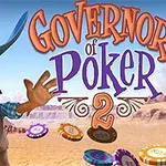 Kovboj v modrom klobúku držiaci pokerové karty s žetónmi v pozadí na púšti