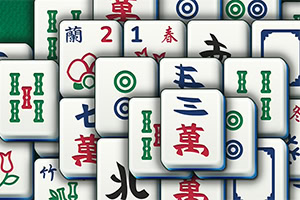 Hromada farebných mahjong dlaždíc s rôznymi symbolmi a znakmi