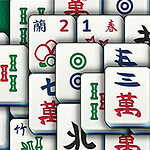 Hromada farebných mahjong dlaždíc s rôznymi symbolmi a znakmi