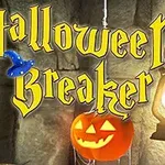 Tekst Halloween Breaker v žltej farbe s modrým klobúkom, vyrezávaná tekvica a lampa na pozadí kamennej steny