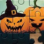 Dve tekvice s vyrezanými tvárami, jedna s čarodejníckym klobúkom, zobrazené ako puzzle s chýbajúcimi dielikmi