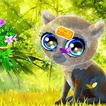Roztomilý kreslený lemur s veľkými žiarivými očami sedí na tráve v lese, obklopený kvetmi a motýľmi