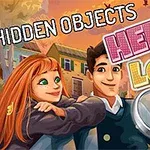 Mladá žena s červenými vlasmi objíma muža, na pozadí sú farebné budovy a text HIDDEN OBJECTS HELLO LOVE s lupou