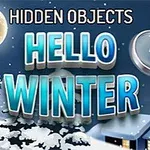 Zimná krajina s plným mesiacom, zasneženými stromami, domom a textom Hello Winter pod zväčšovacím sklom