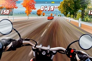 Pohľad z pozície motorkára na otvorenej ceste s farebnými jesennými stromami a autami v diaľke