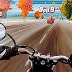 Pohľad z pozície motorkára na otvorenej ceste s farebnými jesennými stromami a autami v diaľke